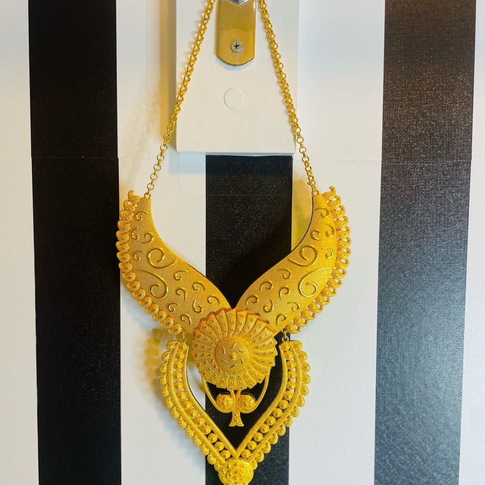 Elegant Gold Statement Necklace